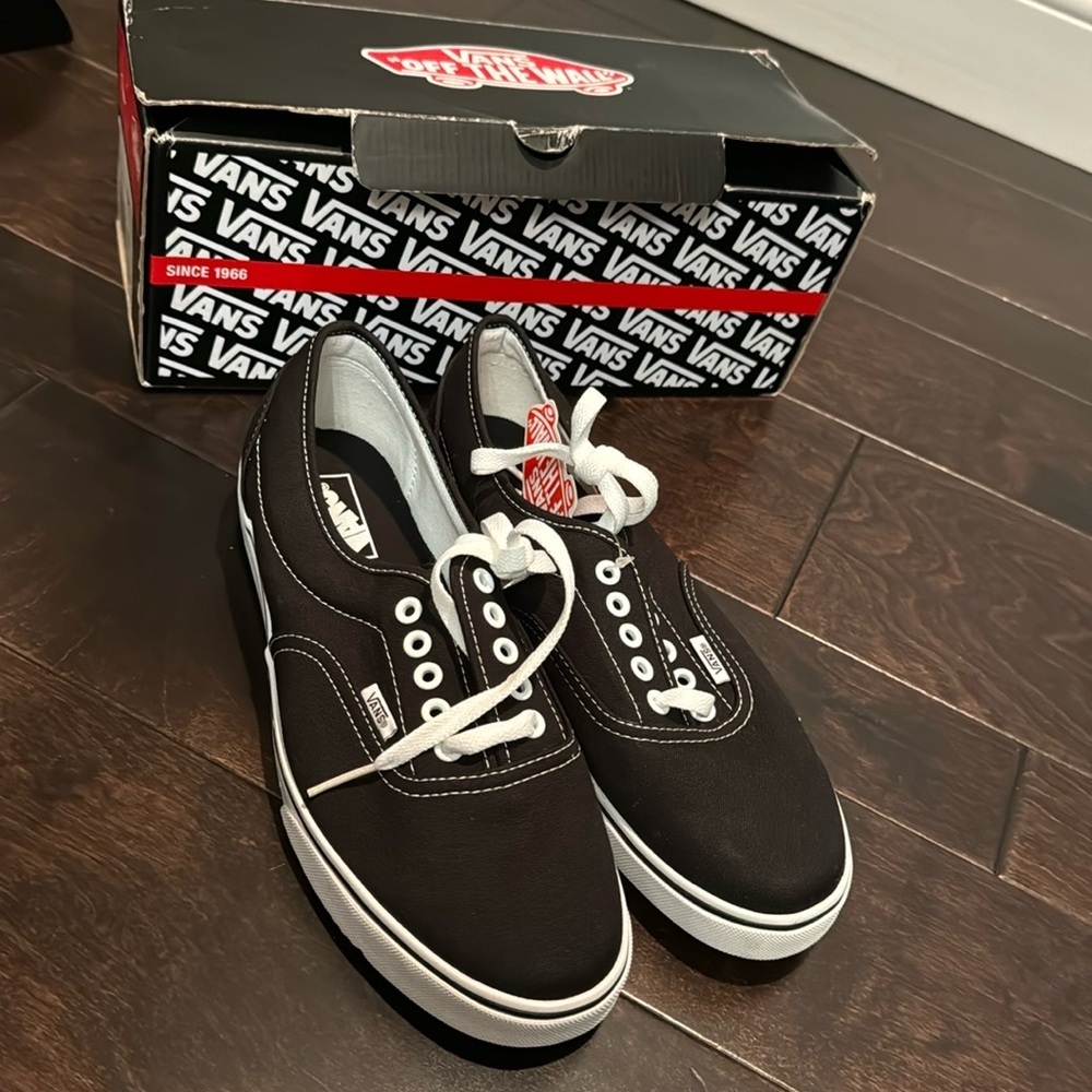 Vans off the wall unisex black /white sneaker M8.5 W10